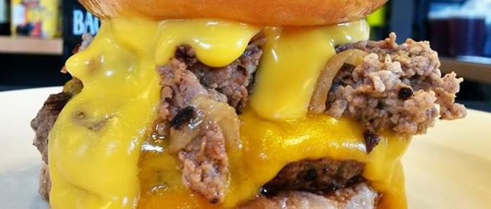 Mangiamolo Strano (o Tanto): il Donut Cheesesteak Burger