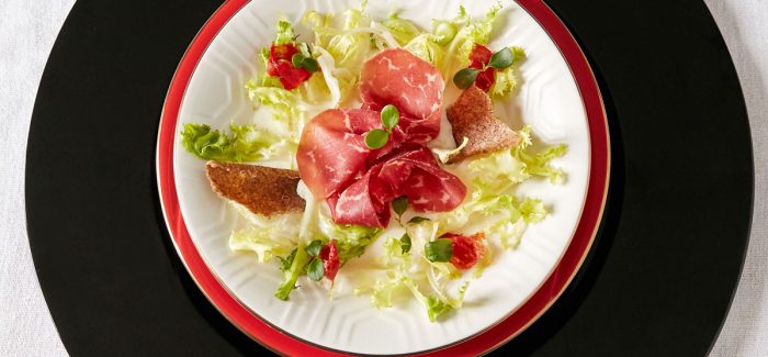 Insalatina di Bresaola con mozzarella affumicata e pane croccante iodato