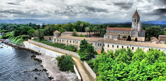 Viaggi futuri. Con i monaci di St. Honorat: isolamento, vini eccellenti e molto altro