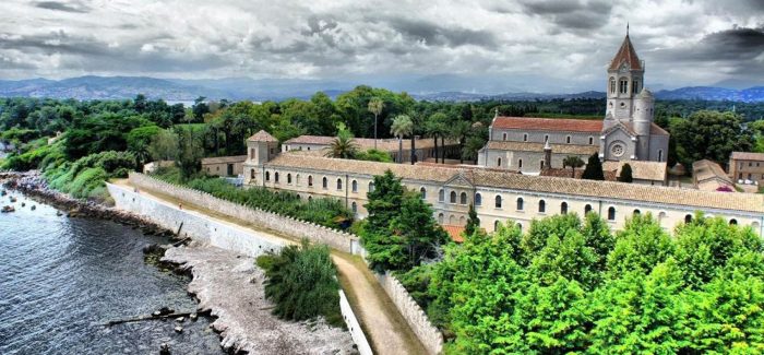 Viaggi futuri. Con i monaci di St. Honorat: isolamento, vini eccellenti e molto altro