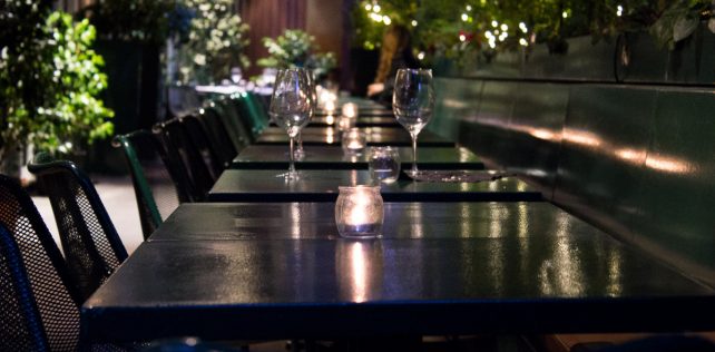 Milano. Da Classico gli ultimi aperitivi gratis “Wine is sharing”