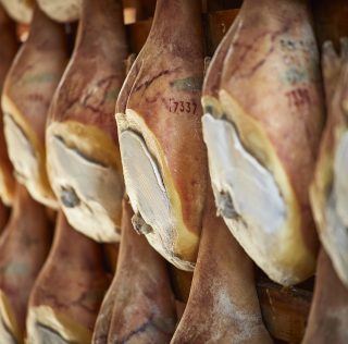prosciutti di San Daniele appesi Prosciutto di San Daniele, tagliato per il godimento
