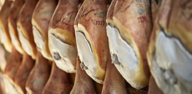 prosciutti di San Daniele appesi Prosciutto di San Daniele, tagliato per il godimento