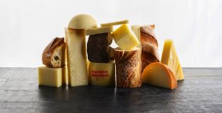 Provolone dolce piccante pane